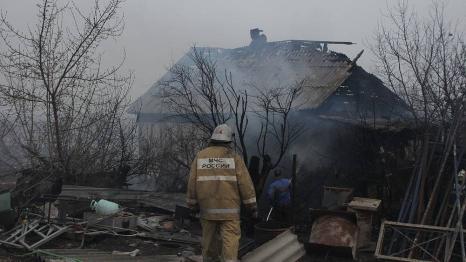 Ландшафтный пожар вспыхнул рядом с жилыми домами в Боброве
