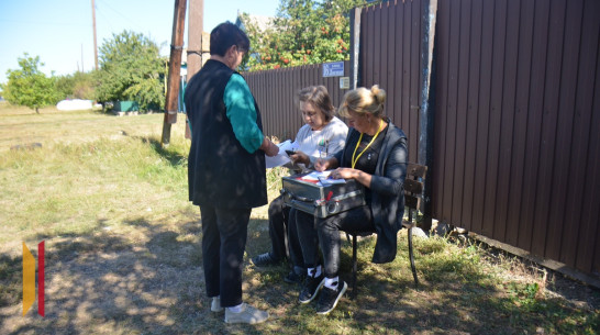 В Верхнемамонском районе на дому проголосовали жена бойца СВО и волонтер
