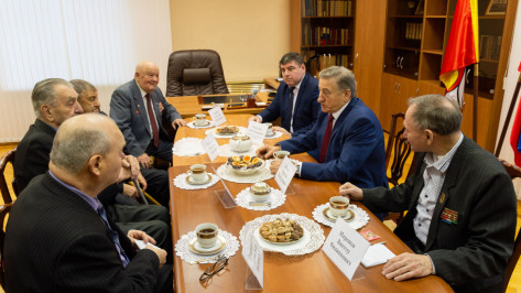 Сенатор Сергей Лукин поздравил с юбилеями воронежских ветеранов