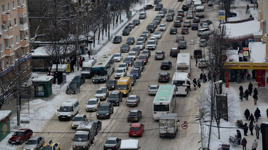 Снегопад вызвал 10-балльные пробки в Воронеже 1 декабря