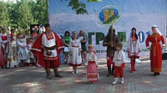 На фестивале «Экоград» воронежцы добывали огонь и мастерили гербарии