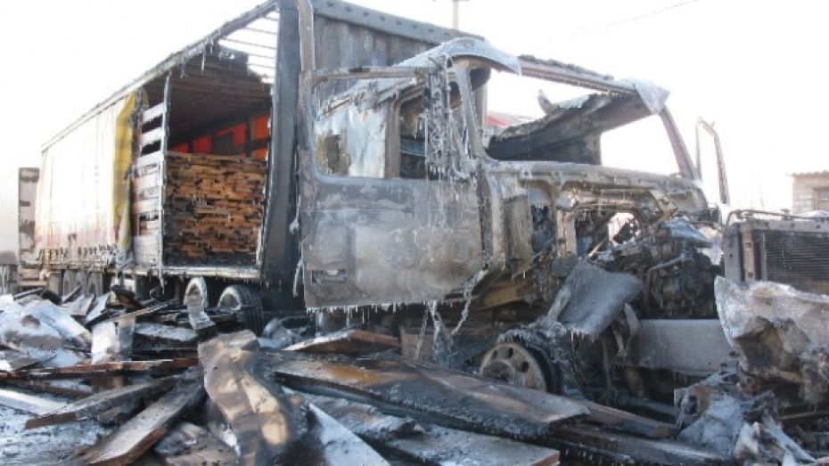 В Павловске на автостоянке заживо сгорел водитель грузовика