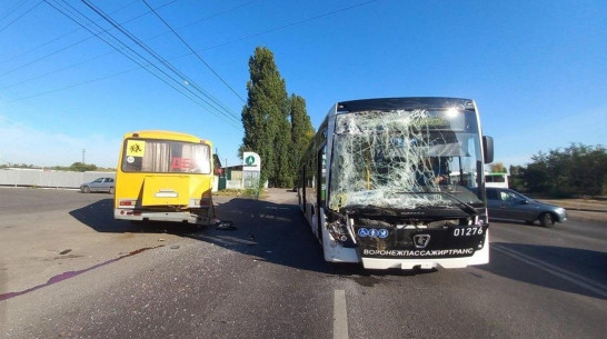 Две женщины пострадали при столкновении автобусов в Воронеже