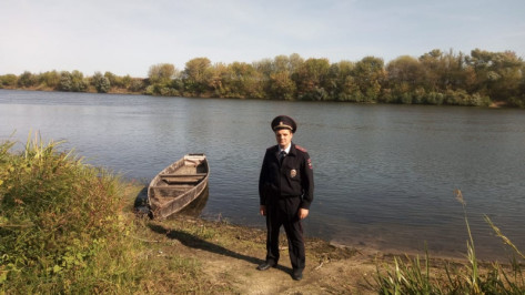 Воронежский полицейский спас заснувшего в лодке рыбака от переохлаждения
