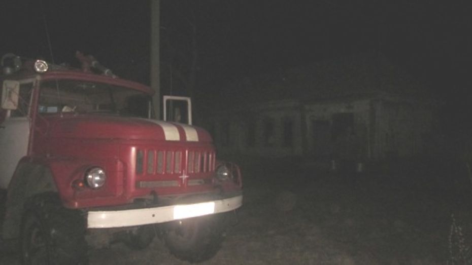 Хозяин дома отравился угарным газом при пожаре в Воронежской области