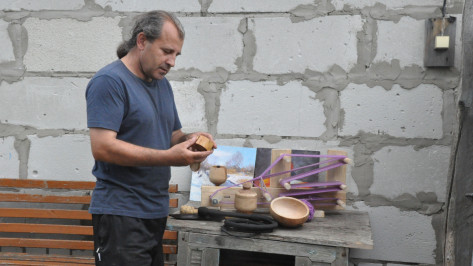 Вяжет веники, кует железо. Зачем житель Воронежской области освоил старинные ремесла 