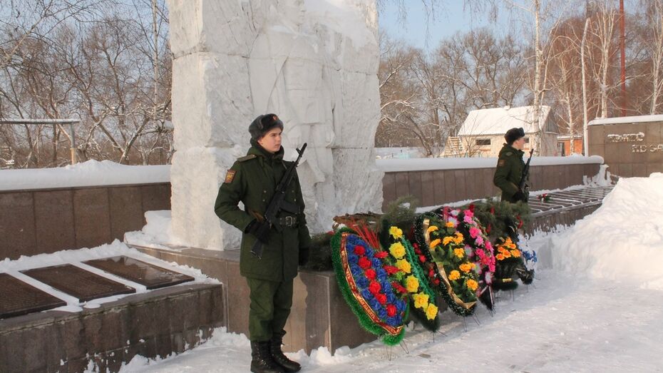 Могилу погибшего в Хохольском районе солдата посетила его племянница из Нижегородской области