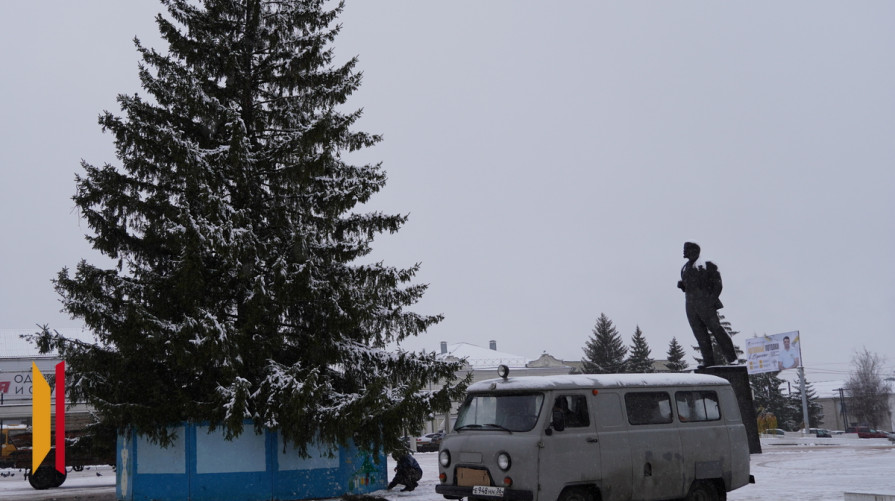 В Острогожске супруги Котовы подарили городу 17-метровую ель