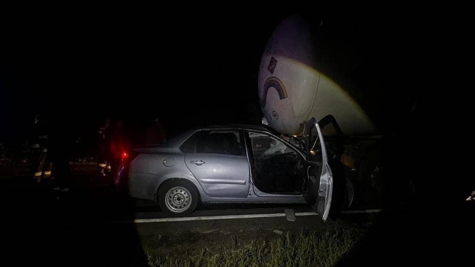 В Воронежской области Datsun врезался в автоцистерну: погибли 2 человека