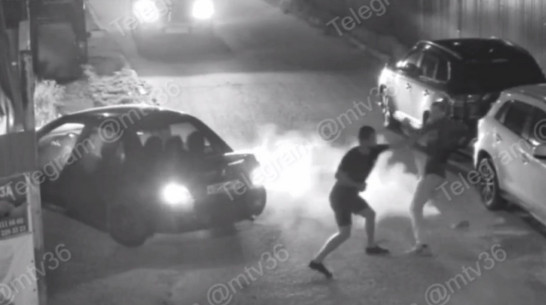 Курьезный 5-метровый «угон» машины во время драки попал на видео в Воронеже