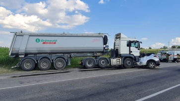 На трассе в Воронежской области грузовик столкнулся с иномаркой: погибли 3 человека