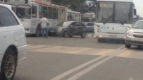 Водитель маршрутного автобуса спровоцировал массовое ДТП в Воронеже