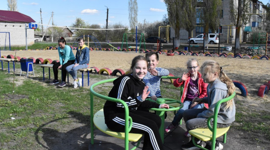 В Поворино активисты оборудовали детскую и спортивную площадки