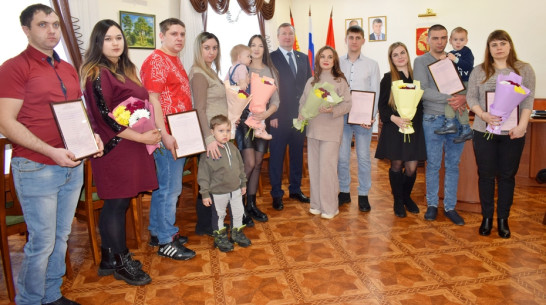 В Грибановском районе 12 молодых семей получили сертификаты на улучшение жилищных условий