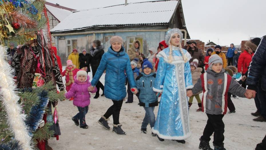 Семья из Боброва организовала у своего дома новогодние представление для детей