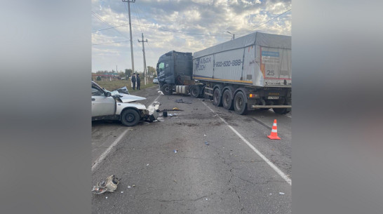 Водитель ВАЗ-2111 погиб при лобовом столкновении с грузовиком в Воронежской области