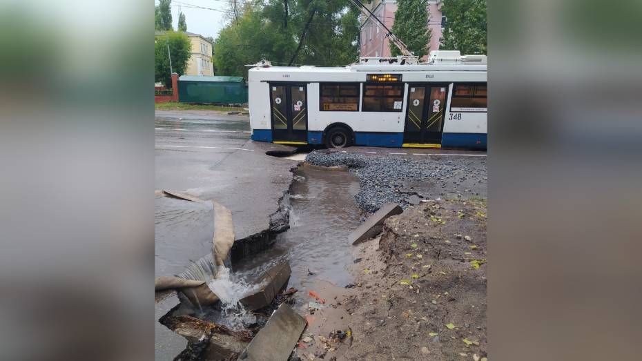 После ливня троллейбус провалился колесом в яму на улице Циолковского в Воронеже