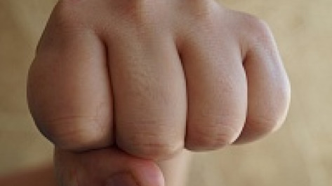 В Воронеже дебошир ударил полицейского, который вез его в отделение