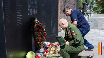 Цветы и игрушки принесли к мемориалу в Воронеже в День памяти о погибших детях Донбасса