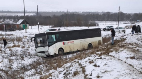Рейсовый автобус с 23 пассажирами вылетел с дороги в кювет в Воронежской области