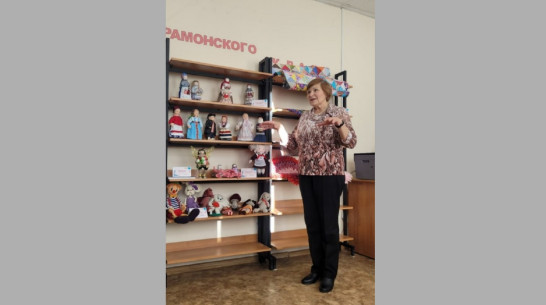 В Рамонской библиотеке открылась выставка «Радуга рукодельных фантазий»