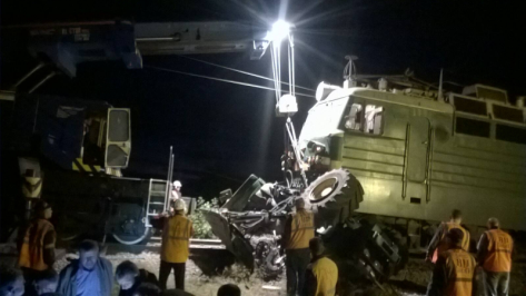 Грузовой поезд врезался в трактор в Воронежской области 