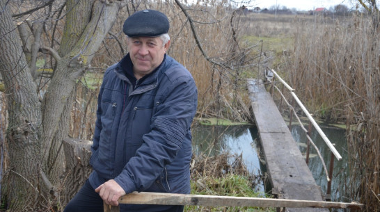 В павловском селе фермер отремонтировал переправу через реку Осередь