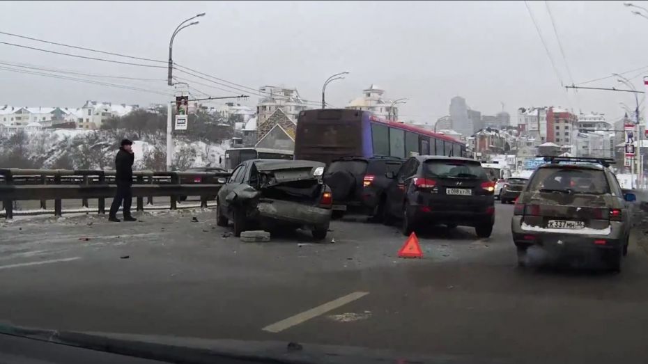 Массовое ДТП на Чернавском мосту в Воронеже вызвало огромную пробку