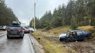 В Воронеже столкнулись три автомобиля: пострадали четыре человека