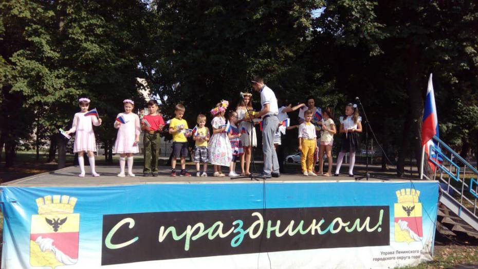 Детские коллективы и молодые исполнители поздравили воронежцев с Днем флага