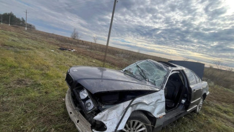 В Воронеже водитель BMW опрокинулся в кювет и погиб