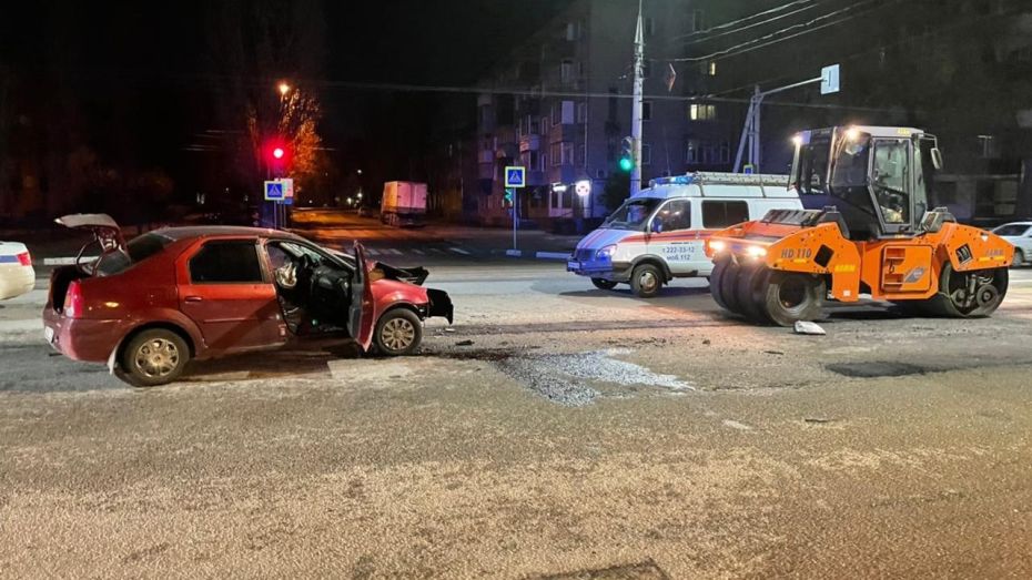 Водитель Renault Logan погиб после столкновения с дорожным катком в Воронеже