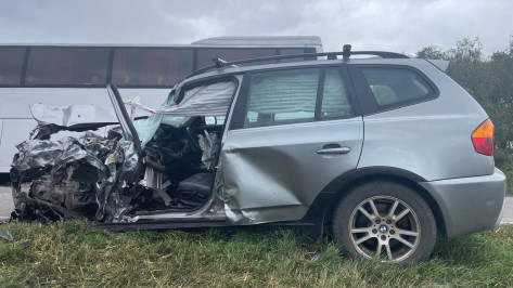 В Воронежской области водитель BMW врезался в автобус с пассажирами и попал в больницу