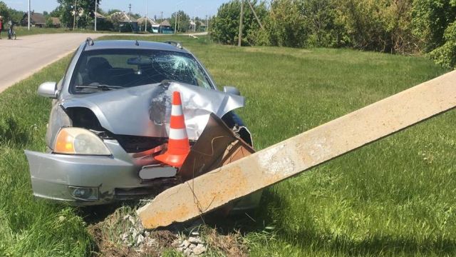 Пьяный водитель не справился с управлением и сбил столб в воронежском селе