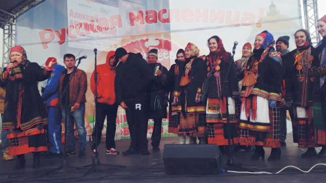 Воронежцы проводят Масленицу народными песнями