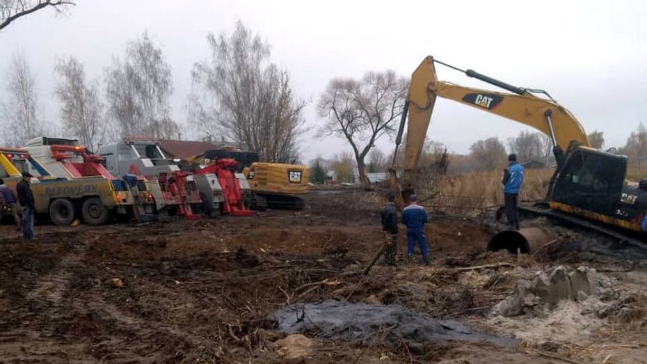 Под Воронежем из грязи вытащили утонувший экскаватор