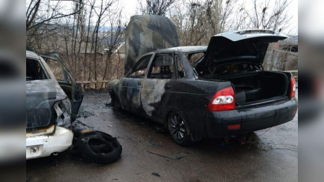 В Боброве возле здания МФЦ сгорели 2 автомобиля