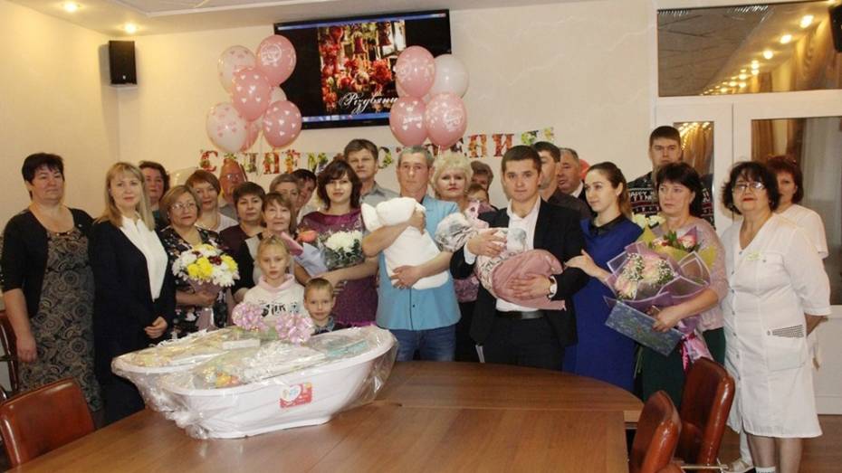 В Новохоперском районе семьям с новорожденными вручат подарочные наборы
