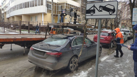В Воронеже эвакуировали еще 17 автомобилей с закрытыми или снятыми госномерами