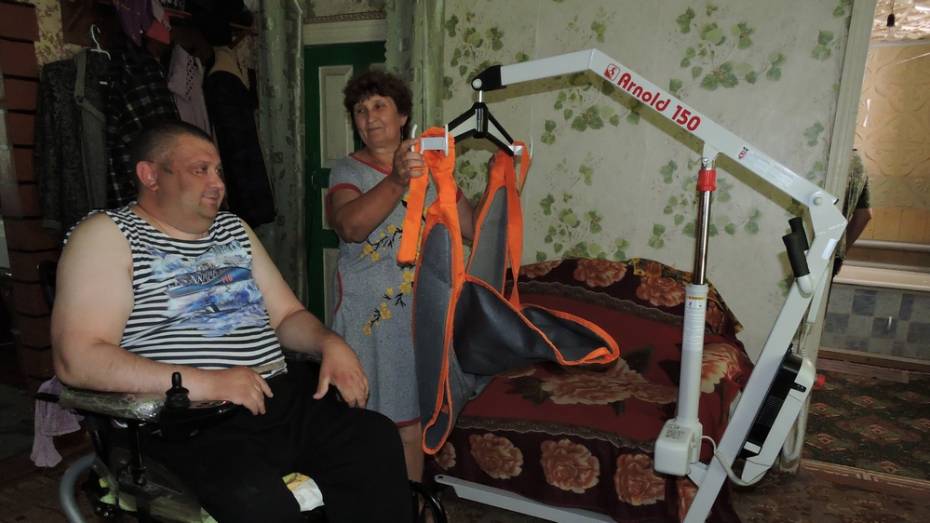 Житель кантемировского села получил электроподъемник после обращения в приемную губернатора