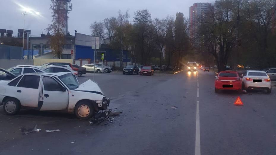 В Воронеже спровоцировавший ДТП водитель Opel бросил раненого пассажира