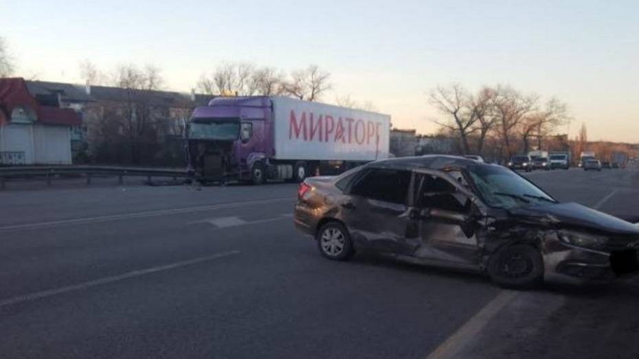 В Воронежской области при столкновении грузовика и легковушки пострадали 2 человека