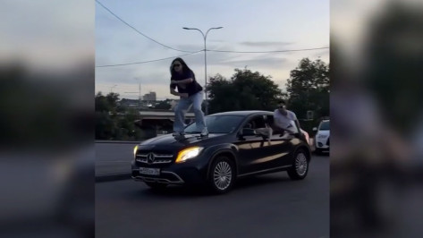 В Воронеже водителя Mercedes оштрафовали за перевозку пассажира на капоте