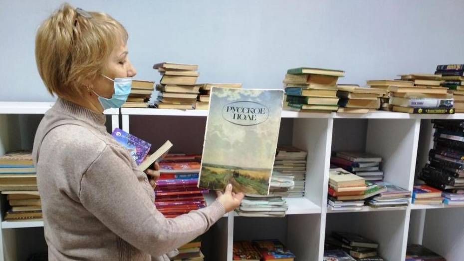Грибановская пенсионерка передала в школьную библиотеку 200 книг в память о супруге