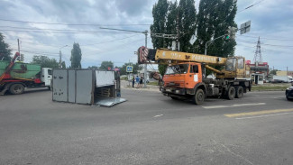 В Воронеже перевернулась «Газель» после столкновения с автокраном