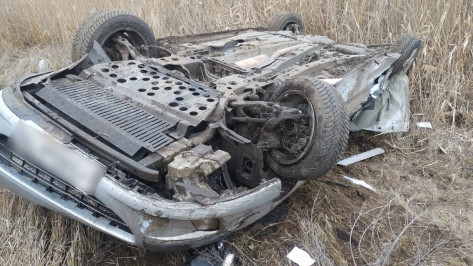 В Воронежской области водитель Peugeot опрокинулся в кювет и погиб
