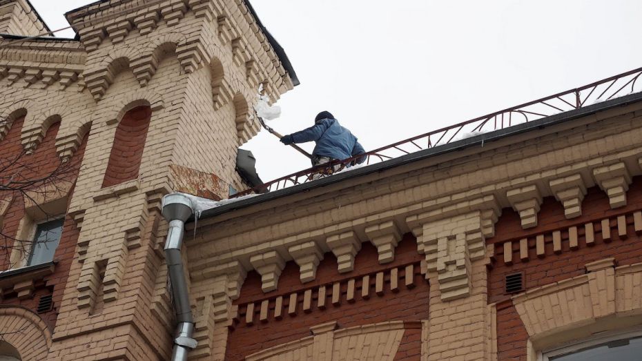 В Воронеже за выходные от снега и наледи очистили крыши 272 зданий