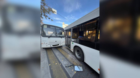 Два автобуса столкнулись на проспекте Революции в Воронеже: пострадали пассажиры