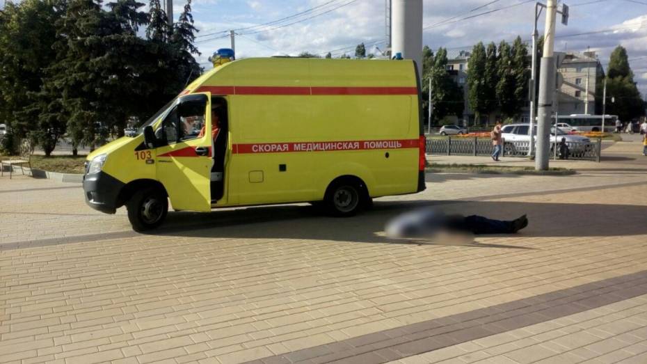 Возле торгового центра в Воронеже умер мужчина