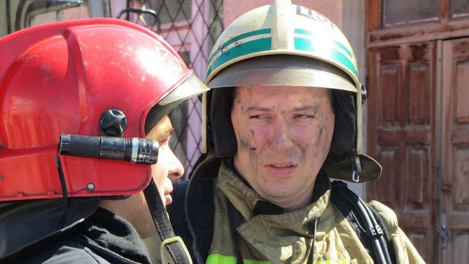 В Коминтерновском районе спасатели из-за пожара эвакуировали из многоэтажки 22 человека